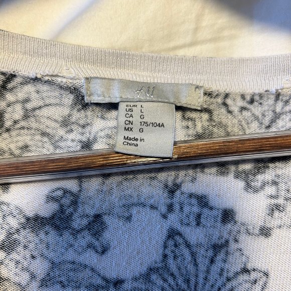 H&M Size Large Black and White Sweater Cardigan - Picture 4 of 4